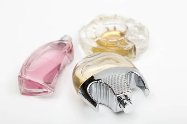 Beyaz arka plan üzerinde parfüm