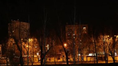 Gece şehrinin hızlı yaşamı