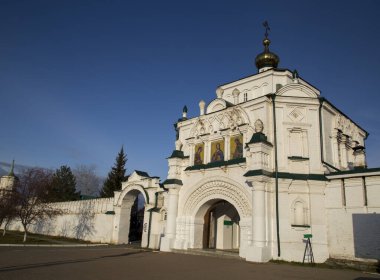 Tepedeki kilise ve kale