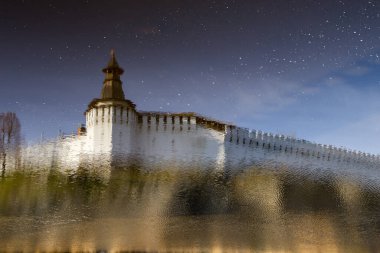 Sudaki kalenin yansıması.