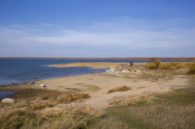 Gölün kayalık kıyısı