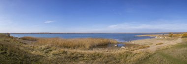 Gölün kayalık kıyısı