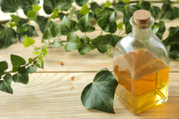 Ivy Leaf Syrup Bottle Natural Wooden Table Production Cough Medicine — Stock Photo, Image