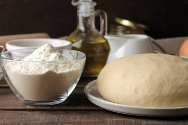 Hamur işi pişirmek için. Lezzetli kurabiyeler yapmak. Hamur, yumurta, un, tereyağı ve şeker için malzemeler koyu arkaplanda.