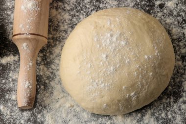 Hamur işi pişirmek için. Lezzetli kurabiyeler yapmak. Hamur, yumurta, un, tereyağı ve şeker için gerekli malzemeler. en üstteki görünüm