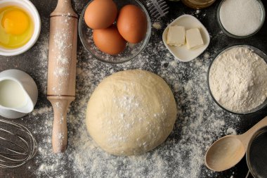 Hamur işi pişirmek için. Lezzetli kurabiyeler yapmak. Hamur, yumurta, un, tereyağı ve şeker için gerekli malzemeler. en üstteki görünüm