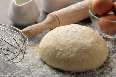 Hamur işi pişirmek için. Lezzetli kurabiyeler yapmak. Hamur, yumurta, un, tereyağı ve şeker için malzemeler koyu arkaplanda.