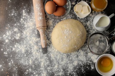Hamur işi pişirmek için. Lezzetli kurabiyeler yapmak. Hamur, yumurta, un, tereyağı ve şeker için gerekli malzemeler. en üstteki görünüm