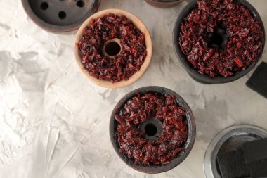 Nargile yapmak için araç gereç ve aksesuarlar, tütünlü kil kaseler, arka planda hindistan cevizi kömürü. en üstteki görünüm