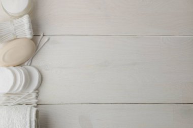 Çeşitli kişisel bakım ürünleri. Pamuk pedler, sopalar, sabun, beyaz arka planda havlu. Üst Manzara. metin için yer