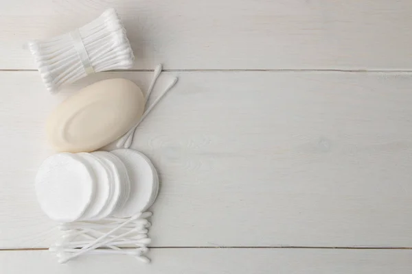 Verschiedene Körperpflegeprodukte Baumwollkissen Und Stäbe Seife Handtuch Auf Weißem Hintergrund — Stockfoto