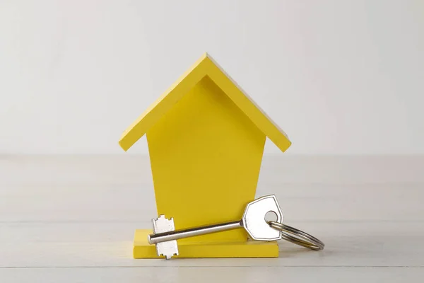 购房概念 白色背景上的小装饰房子和钥匙 — 图库照片
