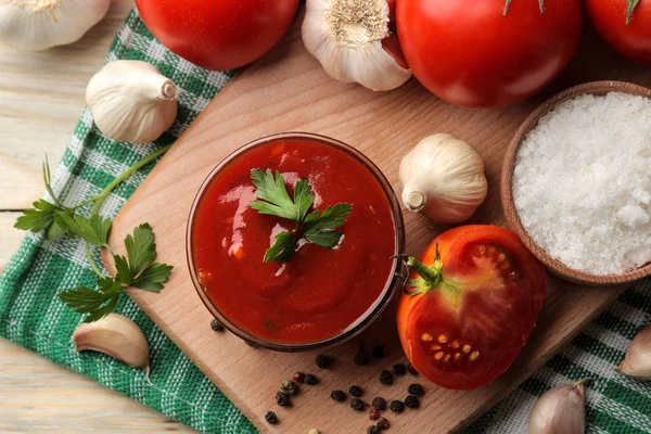 Salsa Roja Ketchup Bol Ingredientes Para Cocinar Tomates Ajo Especias — Foto de Stock