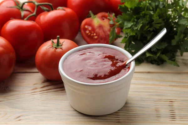 Rote Soße Oder Ketchup Einer Schüssel Und Zutaten Zum Kochen — Stockfoto