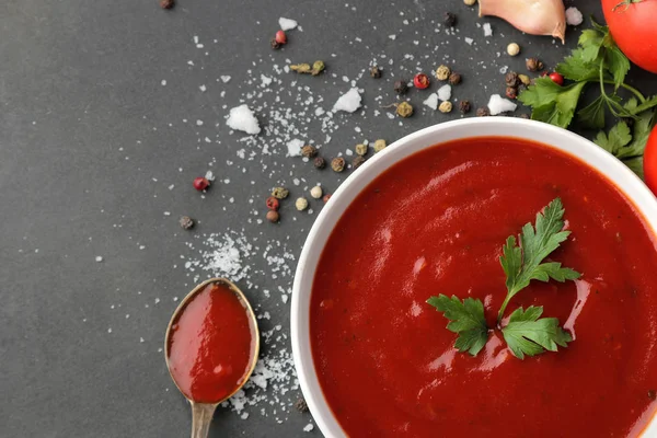 Salsa Roja Ketchup Bol Ingredientes Para Cocinar Especias Ajo Tomates — Foto de Stock