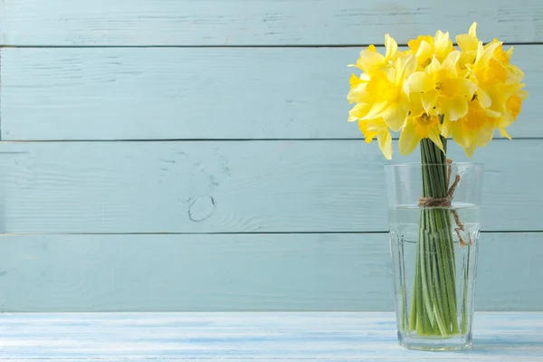 Flores Primavera Narcisos Amarillos Jarrón Sobre Fondo Madera Azul Lugar — Foto de Stock