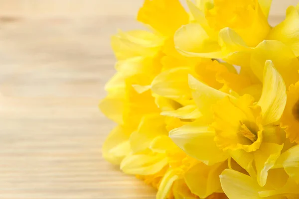 Flores Primavera Marco Narcisos Amarillos Sobre Fondo Madera Natural Lugar — Foto de Stock