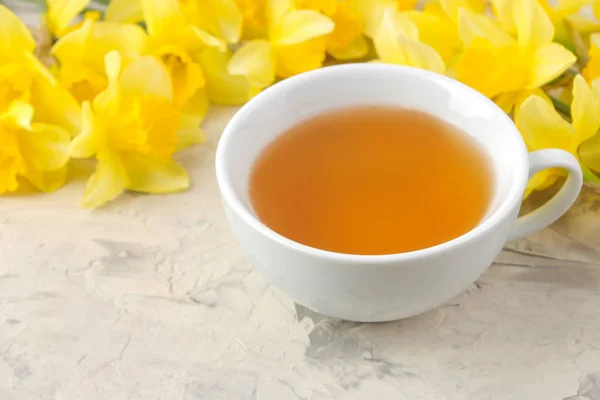 Fleurs Printanières Jonquilles Jaunes Une Tasse Thé Sur Fond Béton — Photo