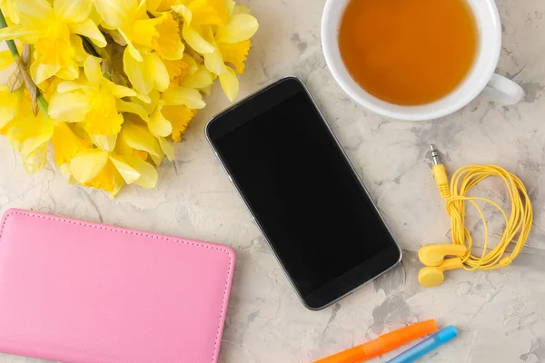 Flores Primavera Narcisos Amarelos Uma Xícara Chá Bloco Notas Telefone Imagem De Stock