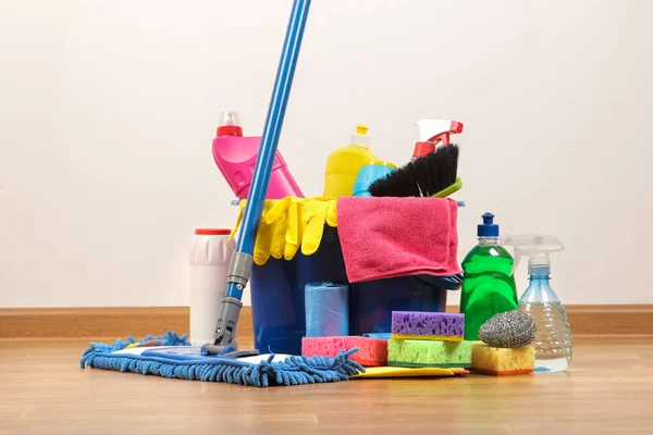 Verschiedene Flaschen Mit Reinigungs Und Reinigungsmitteln Waschlappen Einem Blauen Eimer — Stockfoto