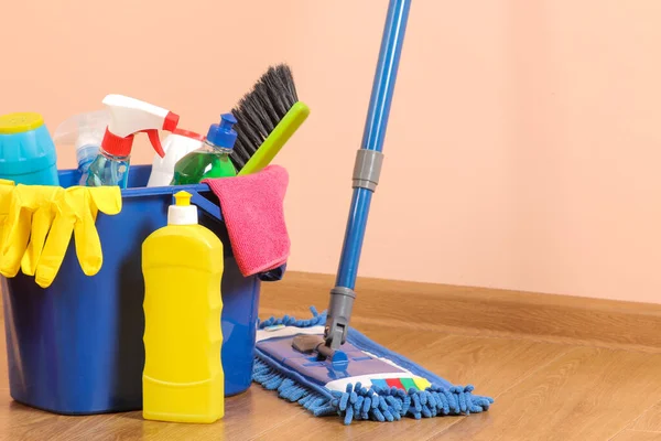 Verschiedene Flaschen Mit Reinigungs Und Reinigungsmitteln Waschlappen Einem Blauen Eimer — Stockfoto