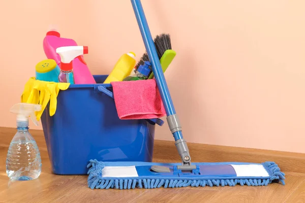 Verschiedene Flaschen Mit Reinigungs Und Reinigungsmitteln Waschlappen Einem Blauen Eimer — Stockfoto