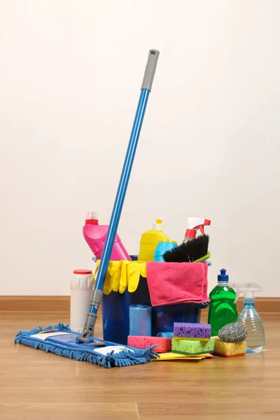 Várias Garrafas Com Produtos Limpeza Detergentes Panos Balde Azul Uma Fotografias De Stock Royalty-Free