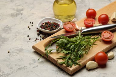 Salata ya da diğer yemekleri hazırlamak için kesilmiş sebze ve baharat seti. Yemek yapmak için malzemeler.