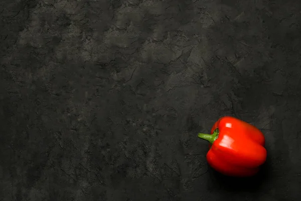Κόκκινη Πιπεριά Μαύρο Τσιμεντένιο Φόντο Στην Κορυφή Τόπος Για Κείμενο — Φωτογραφία Αρχείου