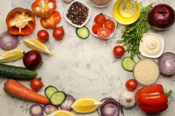 Szeletelt Zöldségek Fűszerek Készlete Saláták Vagy Más Ételek Könnyű Asztalon Stock Kép