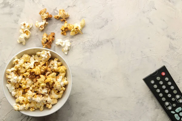 Popcorn Kaukosäädin Kevyellä Betonipöydällä Ajatus Elokuvan Tai Videon Katselusta Kotona — kuvapankkivalokuva