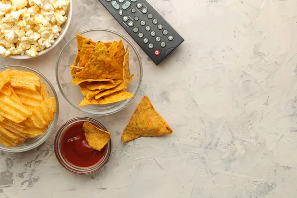 Palomitas Maíz Varios Aperitivos Control Remoto Televisión Una Mesa Hormigón — Foto de Stock