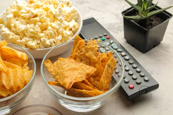 Palomitas Maíz Varios Aperitivos Control Remoto Televisión Una Mesa Hormigón — Foto de Stock