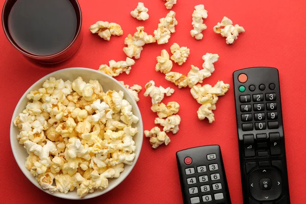 Control Remoto Palomitas Maíz Televisión Sobre Fondo Rojo Brillante Concepto — Foto de Stock