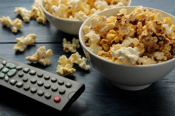 Popcorn Dan Remote Control Meja Kayu Biru Konsep Menonton Film Stok Gambar
