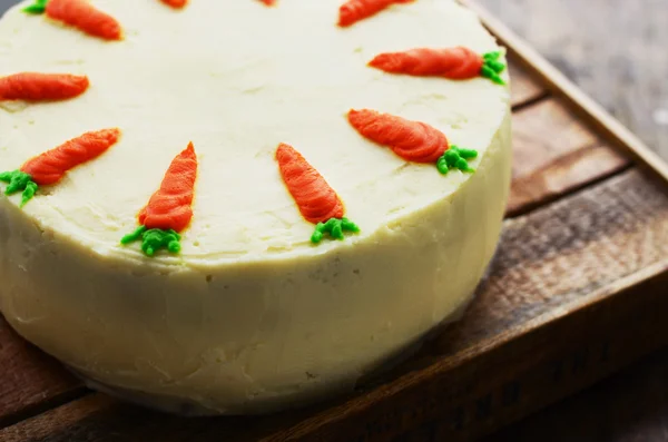 Tarta de zanahoria casera con zanahorias naranjas sobre fondo de madera —  Fotos de Stock