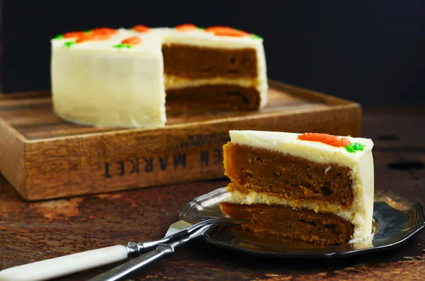 Fatia de bolo de cenoura caseiro com espaço de cópia no fundo escuro — Fotografia de Stock