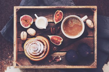 Kahvaltı tepsisi - kahve krem, tarçın rulo, taze incir ve ceviz