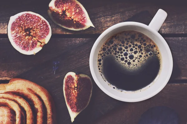 Tasse schwarzen Kaffee auf Holztablett — Stockfoto