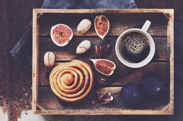 Bandeja de desayuno con café negro, rollo de canela, higos frescos y pacana — Foto de Stock