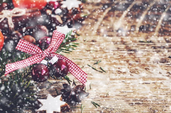 Winterdekoration mit roten Kugeln, Lebkuchen, Weihnachtsbaum, Gewürzen und Schneeflocken — Stockfoto
