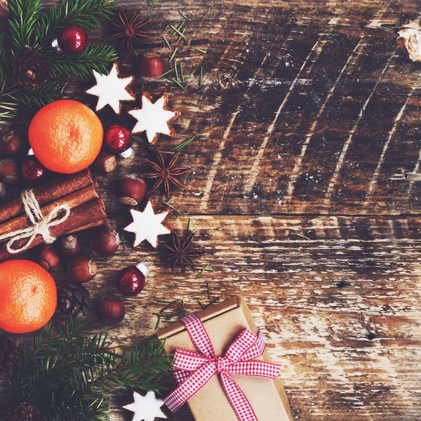 Winterdekoration mit Geschenkbox, Zimt, Lebkuchen, frischen Mandarinen mit Kopierplatz auf Holzbrettern — Stockfoto