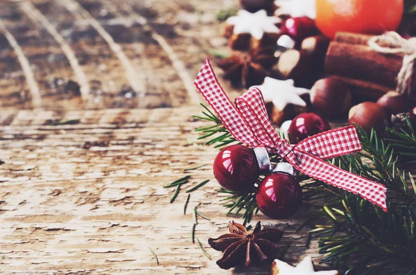 Decorazione invernale con palline rosse, biscotti di pan di zenzero e ramoscelli di abete con spazio vuoto su sfondo di legno — Foto Stock
