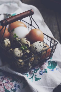 Tel sepet tavuk ve yumurta Paskalya için rustik tarzı bıldırcın