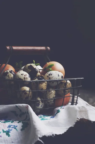 Cesta com ovos de agricultores em fundo escuro — Fotografia de Stock