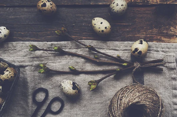 Kwarteleitjes op rustieke houten tafel — Stockfoto