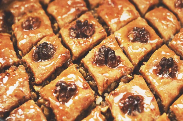 Hausgemachte süße Baklava mit Honigsirup und Walnuss — Stockfoto