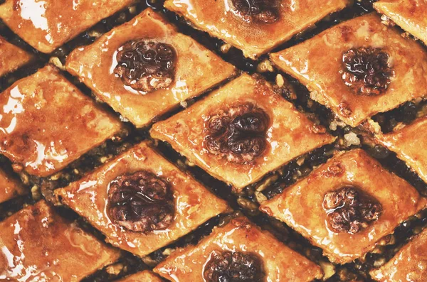 Zelfgemaakte baklava, honing en walnoot - traditionele Oosterse dessert — Stockfoto