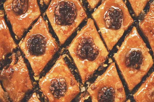 Bal ve fındık, geleneksel Doğu yemekleri ile ev yapımı baklava — Stok fotoğraf