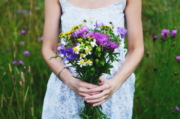 Mulher em estilo country vestido segurando buquê de flores coloridas — Fotografia de Stock